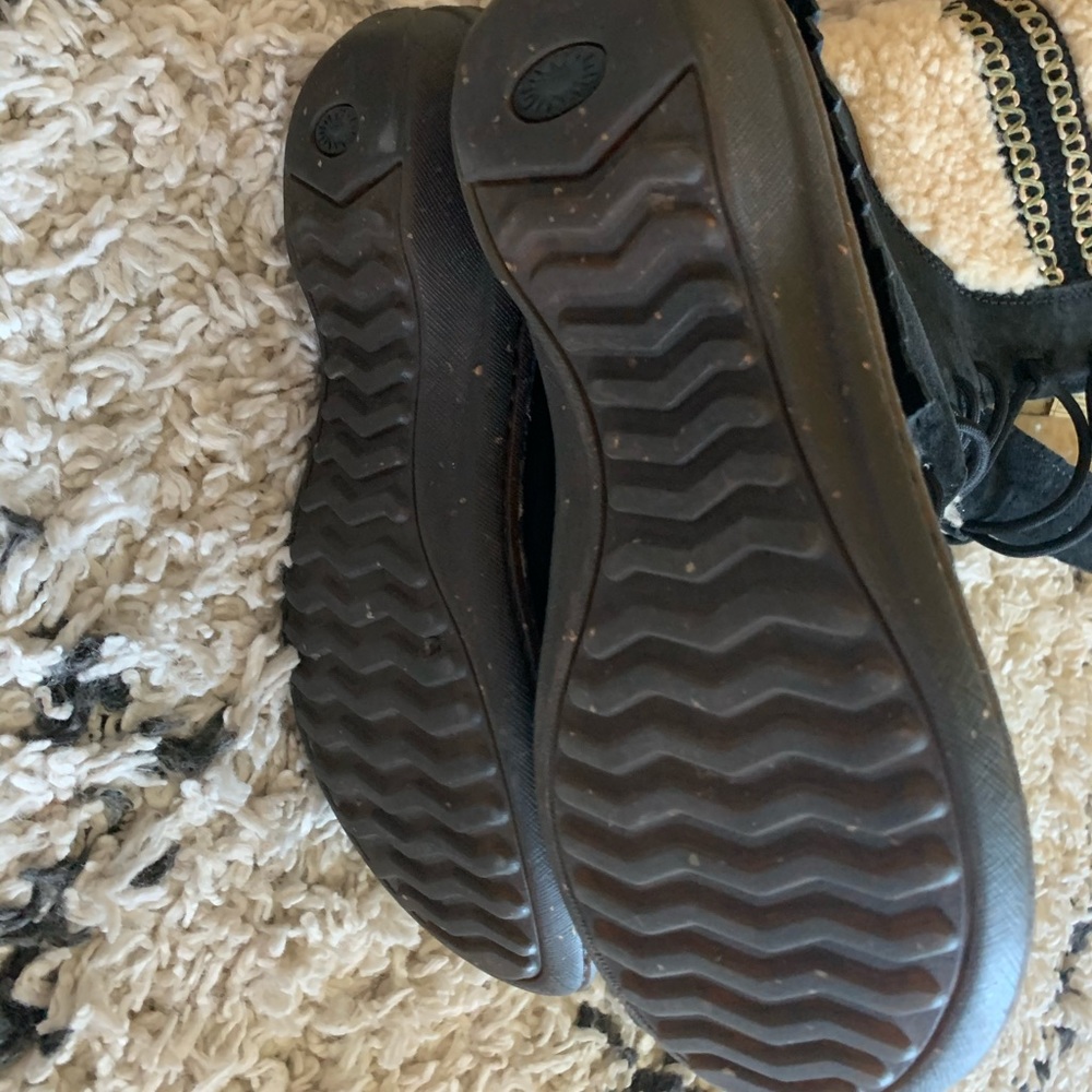 UGGS - Picture 7 of 10